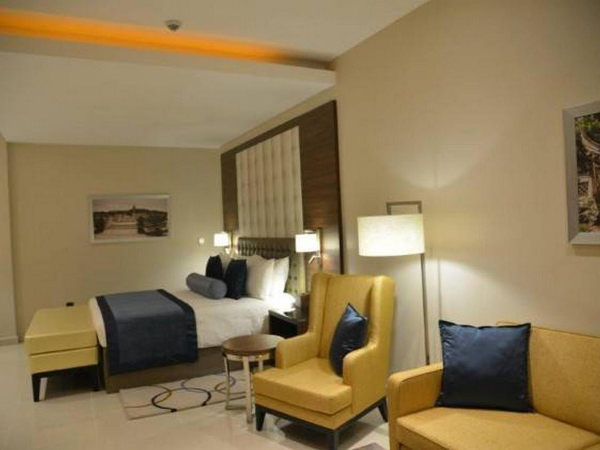Room In Lodge - The Envoy Hotel And Suites 阿布贾 外观 照片